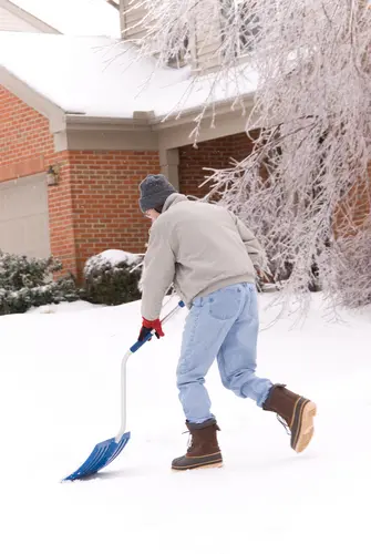 how-to-shovel-snow-without-hurting-your-back