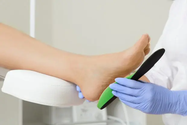 Orthopedic insoles. Fitting orthotic insoles. Flatfoot treatment. Podiatry clinic.
